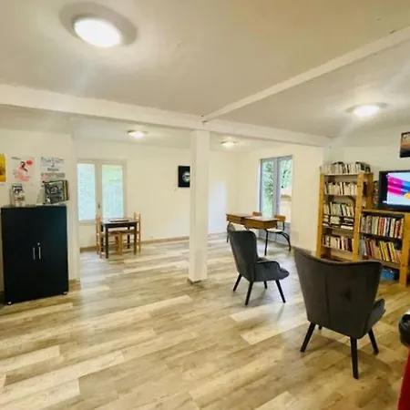 Avec Terrasse Pour 5 Personnes - Api-1-52-905 * Camon (Languedoc-Roussillon)