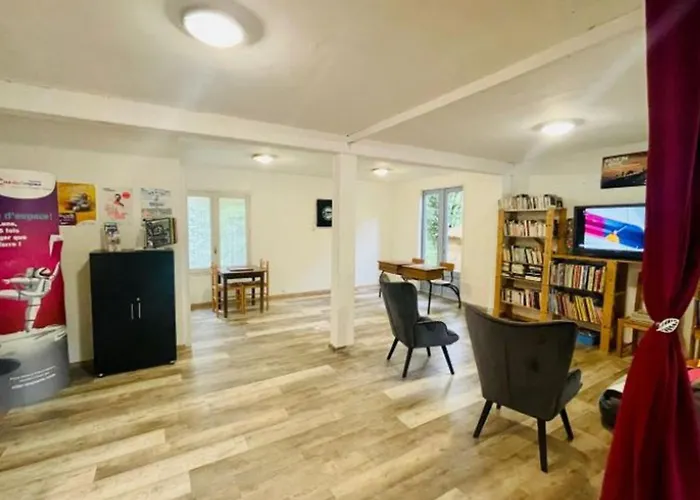 Avec Terrasse Pour 5 Personnes - Api-1-52-905 * Camon (Languedoc-Roussillon)